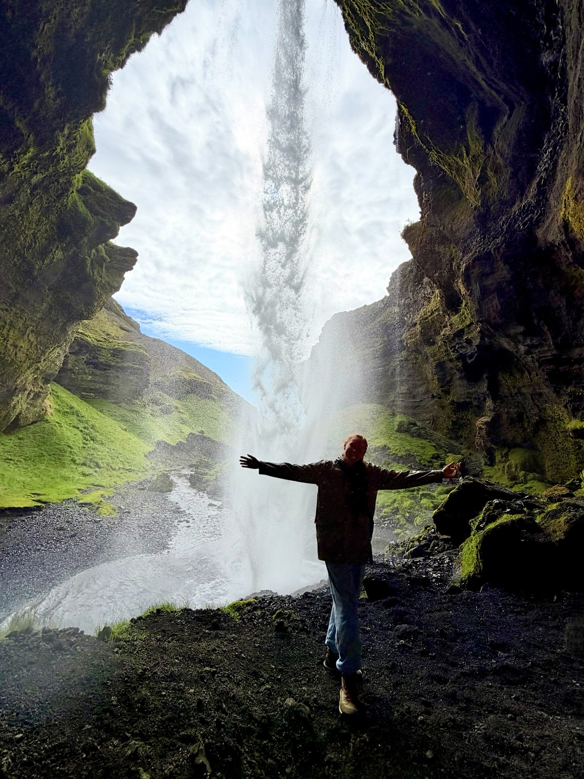 Derrière la cascade